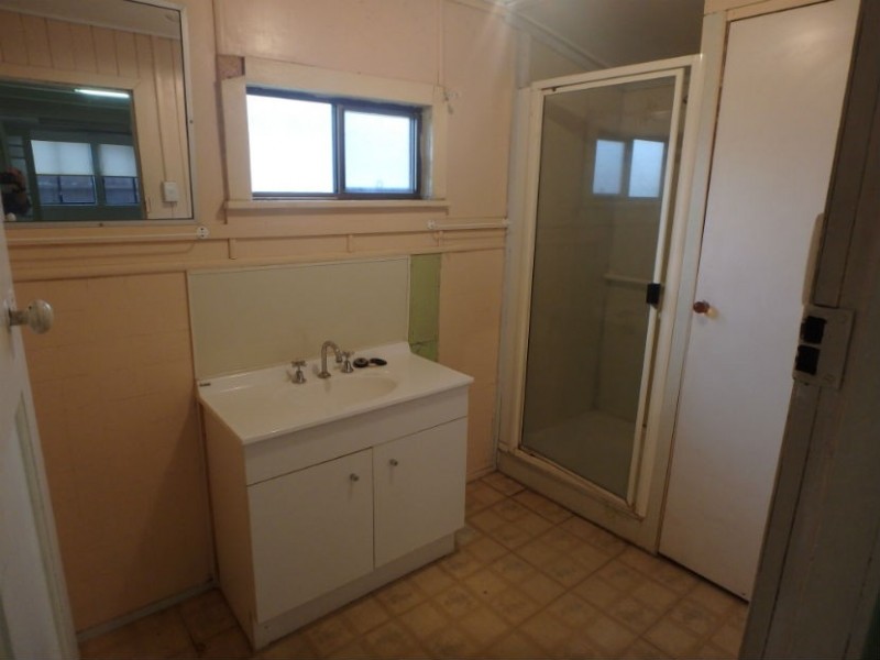 8 Windermere St, Walkervale QLD 4670