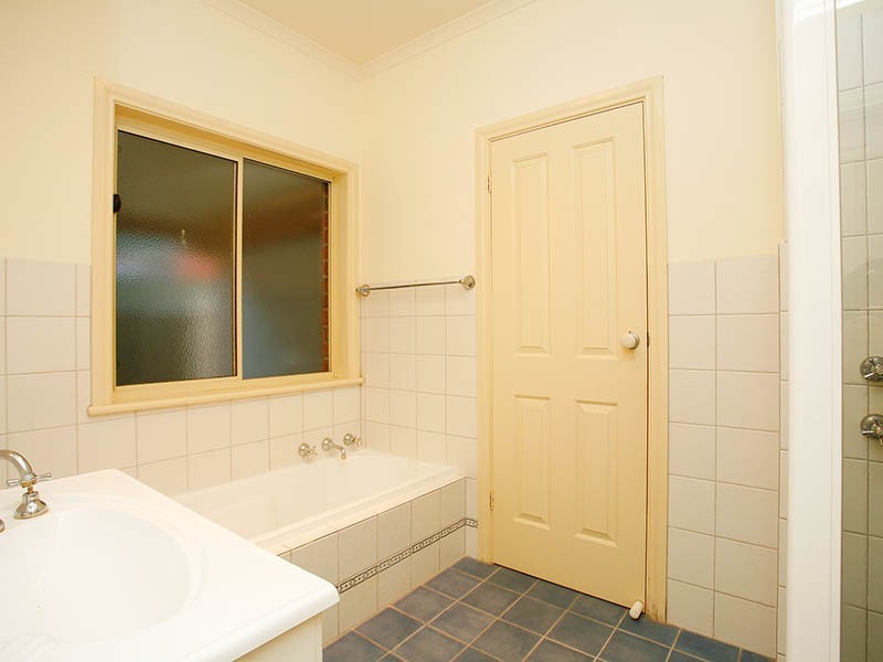 18 Bluewren Circuit, Mawson Lakes SA 5095