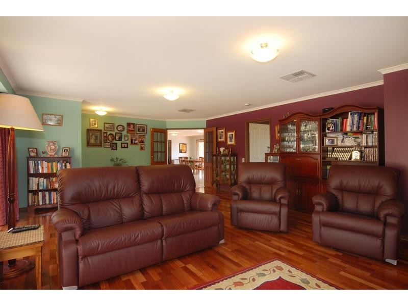 27 The Parkway, Aberfoyle Park SA 5159