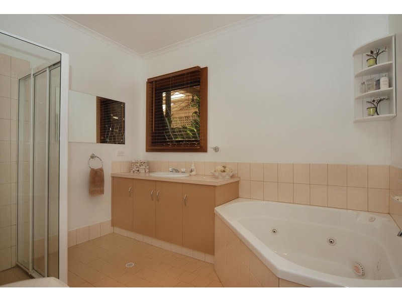 19 Greenfinch Crt, Wynn Vale SA 5127