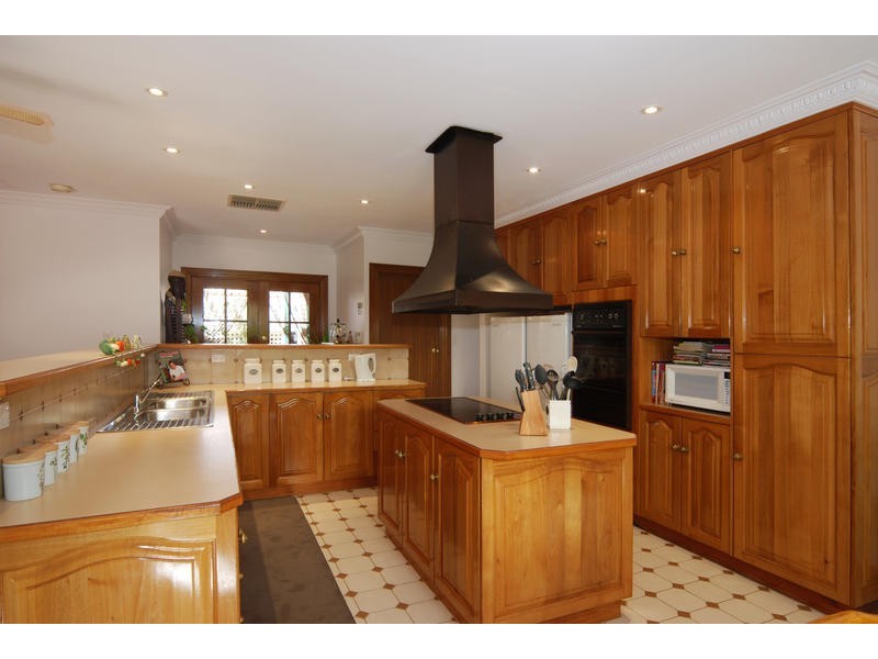 19 Greenfinch Crt, Wynn Vale SA 5127