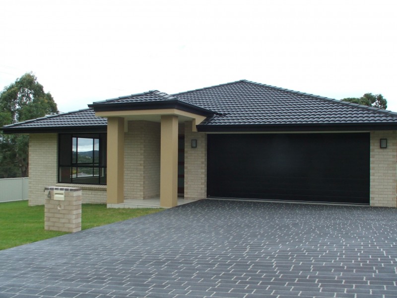 4 McCarthy Cr, Armidale NSW 2350