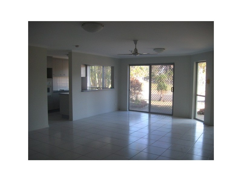 2/67 Holland St, Bargara QLD 4670