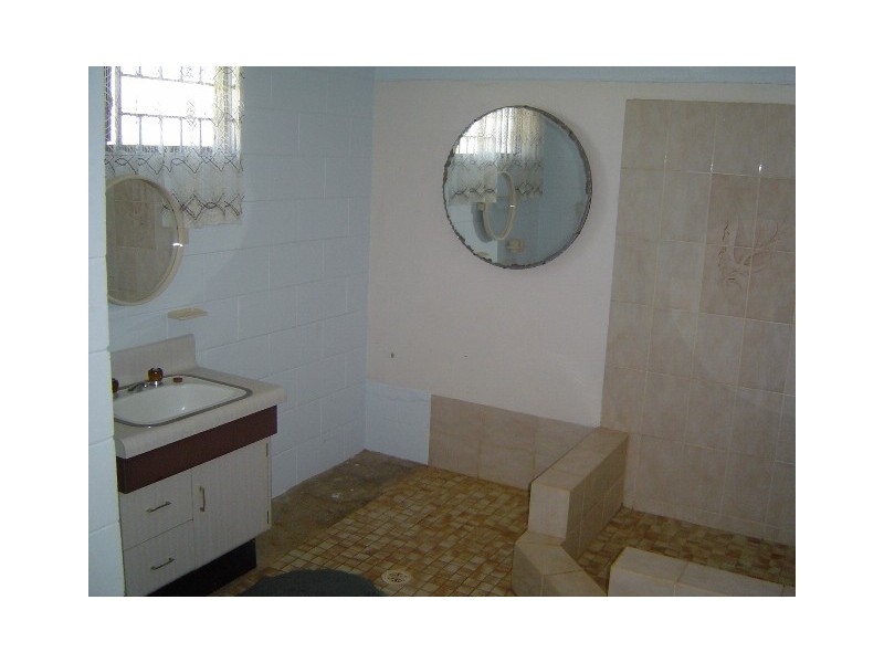 1 Camelleri Crt, Elliott Heads QLD 4670