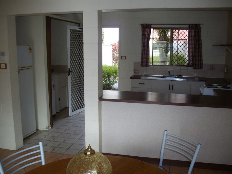 2/64 PEASE STREET, Manoora QLD 4870