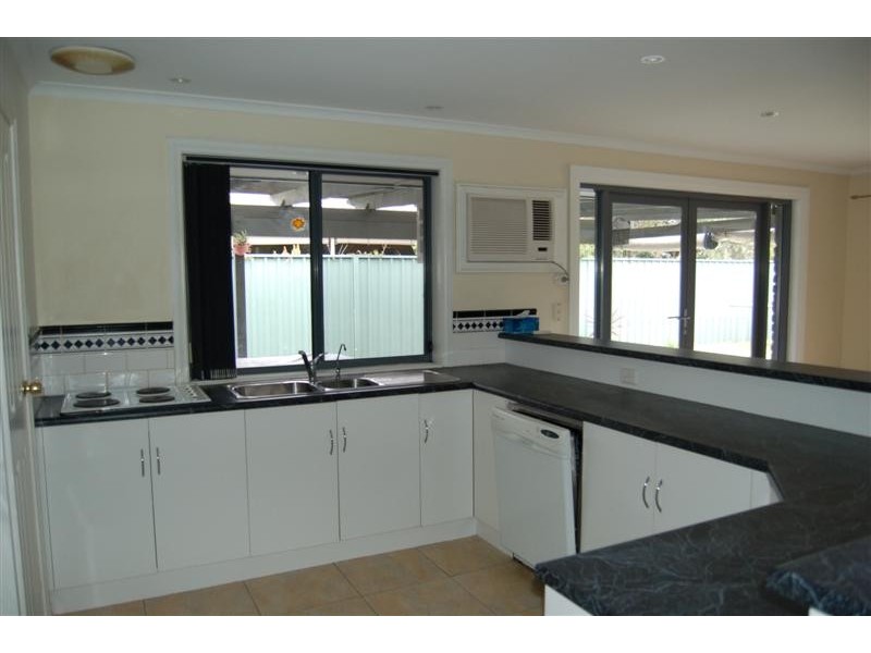 8 Greenbriar Ave, Happy Valley SA 5159