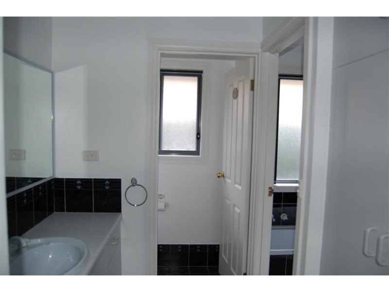 8 Greenbriar Ave, Happy Valley SA 5159