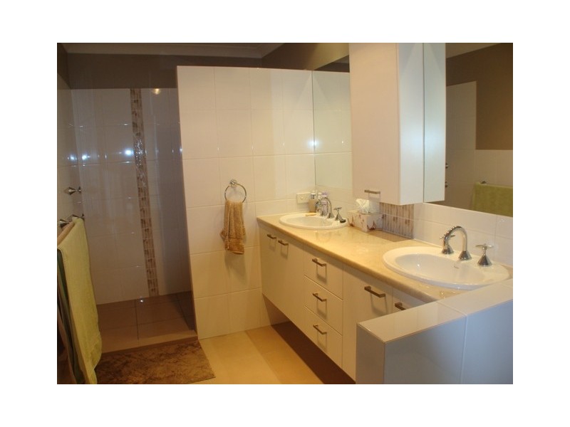 4 Long Island Drive, Windaroo QLD 4207