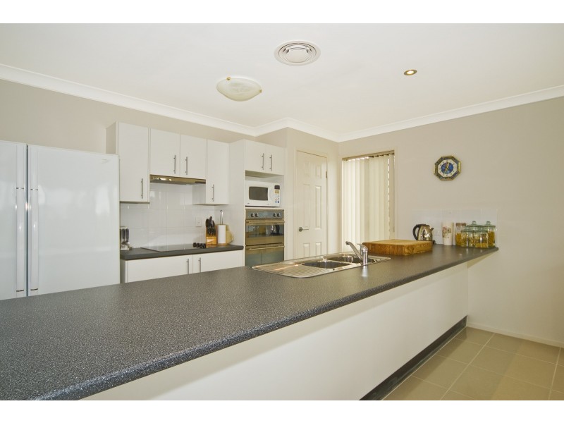 27 borrowdale ct, Mundoolun QLD 4285