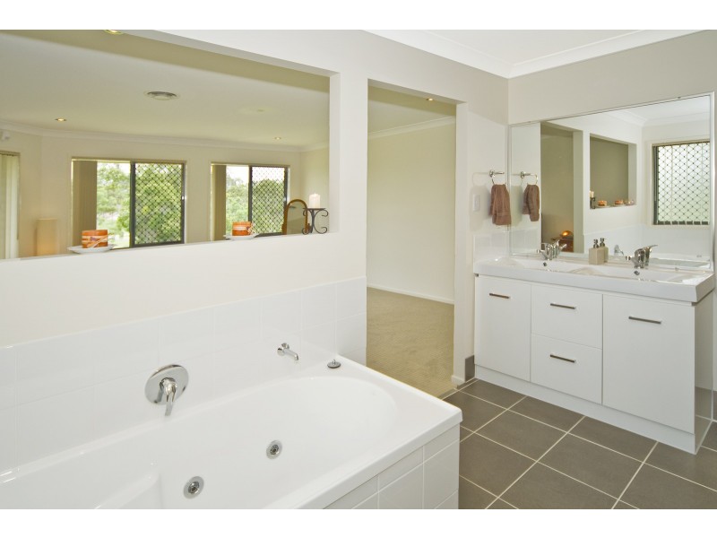 27 borrowdale ct, Mundoolun QLD 4285