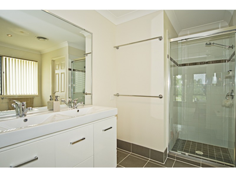 27 borrowdale ct, Mundoolun QLD 4285