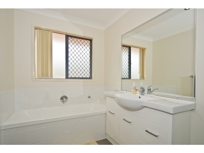 27 borrowdale ct, Mundoolun QLD 4285