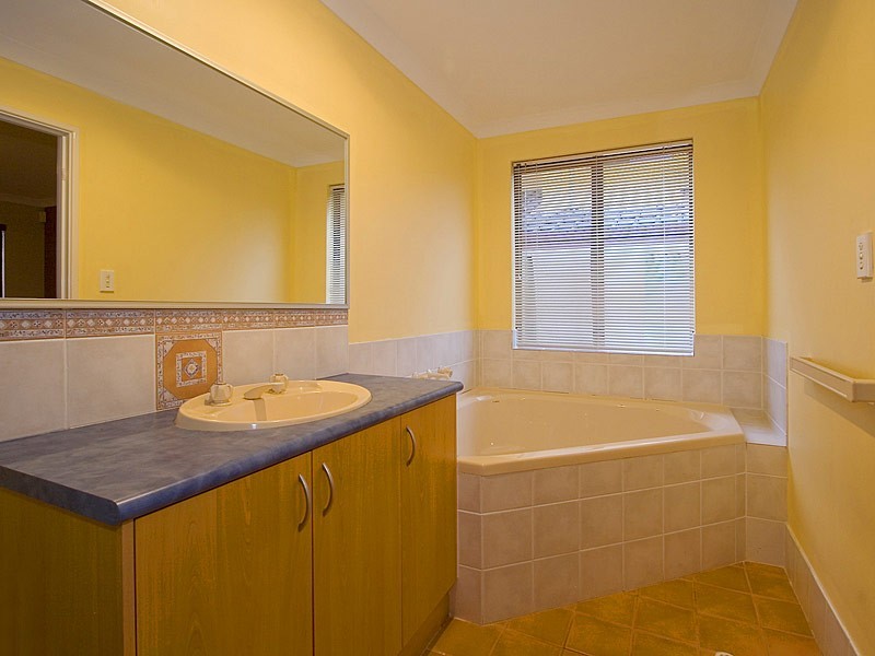 15 Dandenong Way, Alexander Heights WA 6064