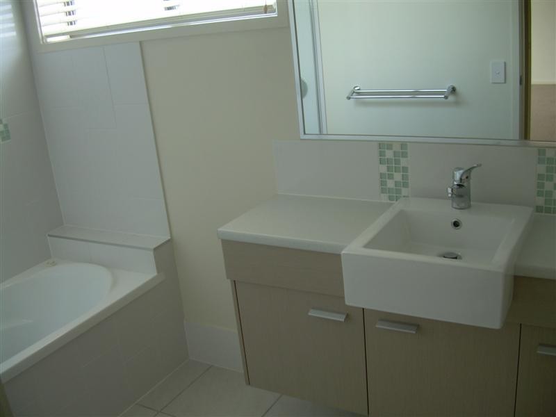 21/4 Grand Parade, Kawana Island QLD 4575