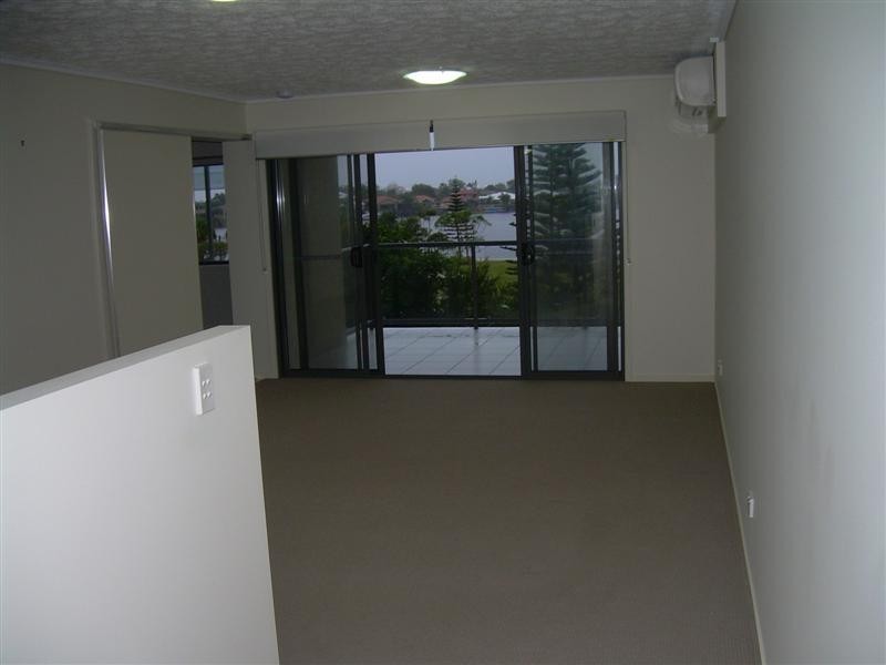 28/4 Grand Parade, Kawana Island QLD 4575