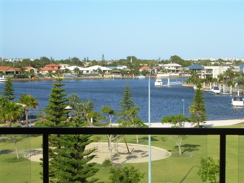 25/4 GRAND PARADE, Kawana Island QLD 4575