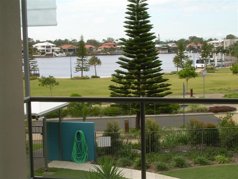 26/4 GRAND PARADE, Kawana Island QLD 4575