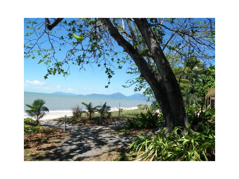 2/9 Hibiscus Lane, Holloways Beach QLD 4878