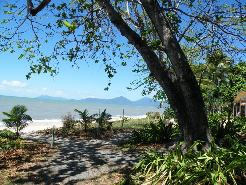 Holloways Beach QLD 4878