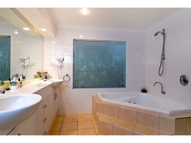 10 Whitehaven Court, Clifton Beach QLD 4879