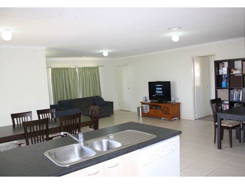 25 Anglia Place, Little Mountain QLD 4551