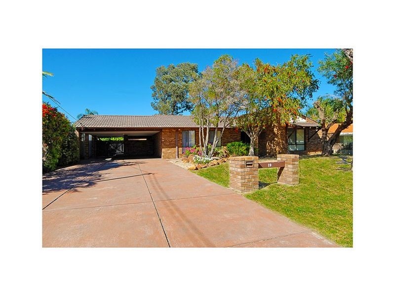 19 CHRISTOWE DRIVE, Swan View WA 6056