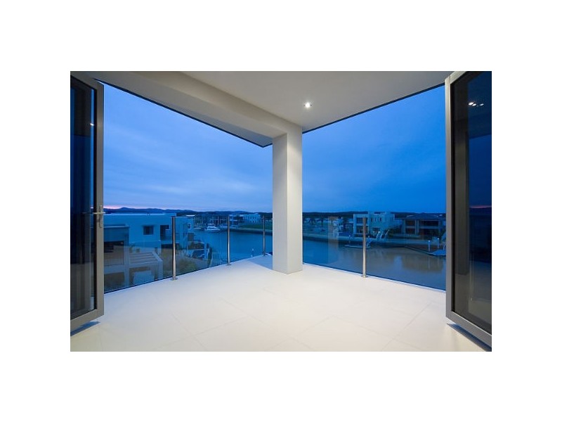64 Sovereign Mile, Paradise Point QLD 4216
