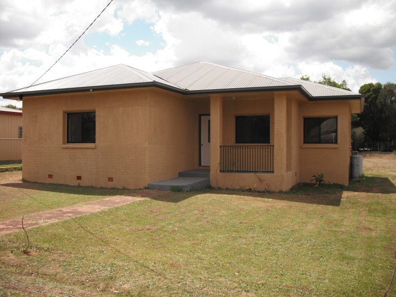 4 MOONYA ST, Kingaroy QLD 4610