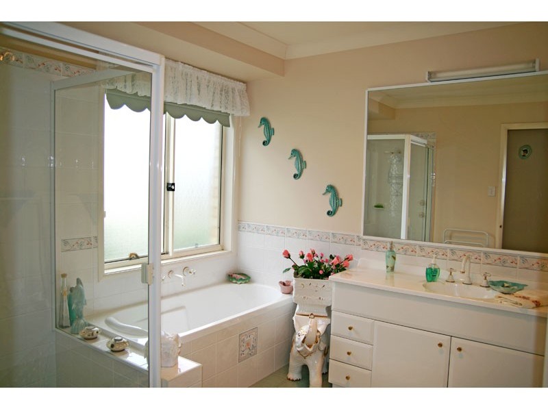 96 Golden Wattle Dr, Ulladulla NSW 2539