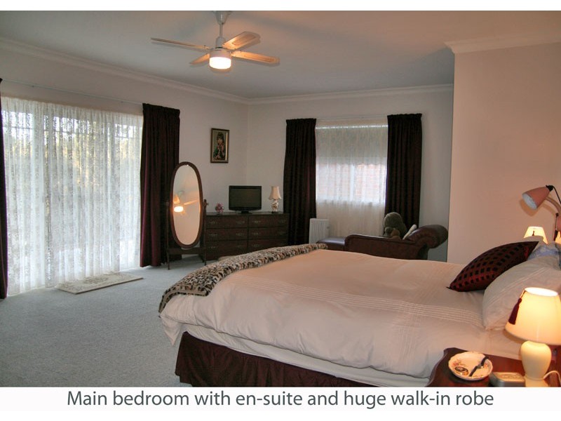 11 Blake Pl, Narrawallee NSW 2539