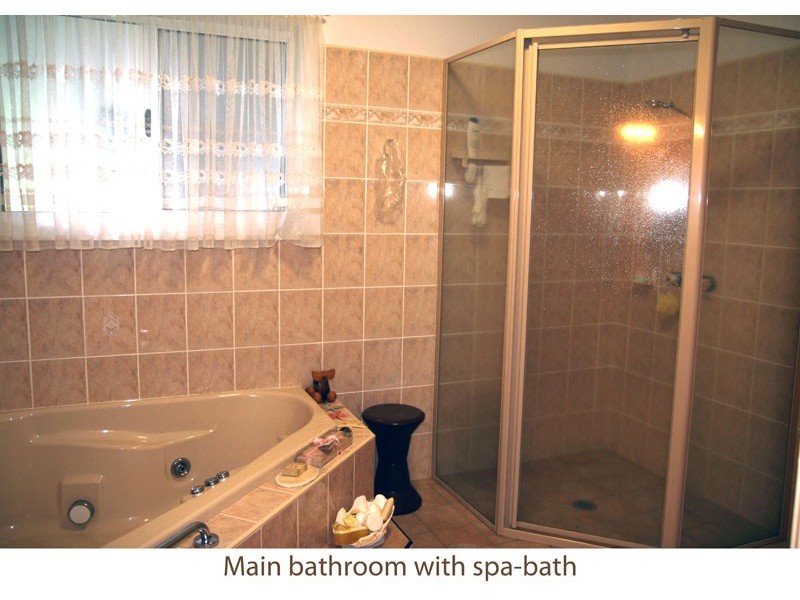 11 Blake Pl, Narrawallee NSW 2539