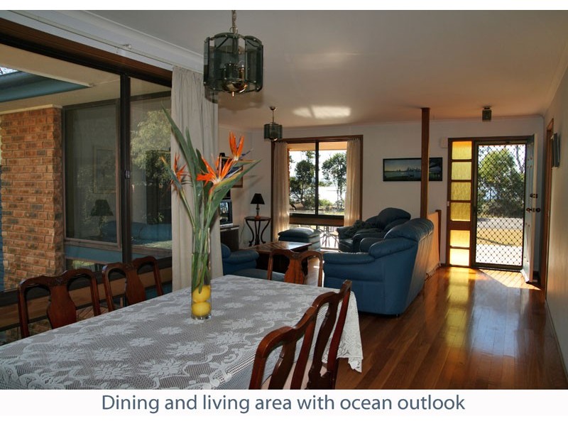 73 Bannister Head Rd, Mollymook Beach NSW 2539