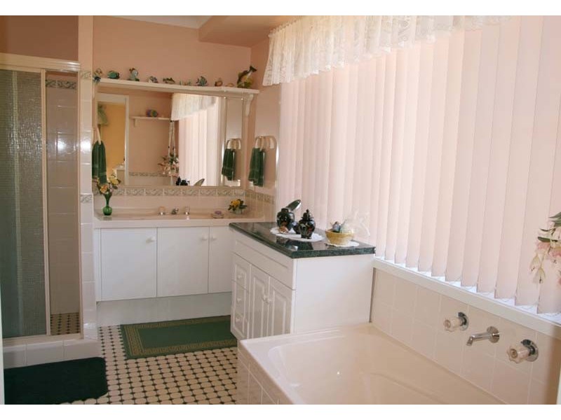 98 Leo Dr, Narrawallee NSW 2539