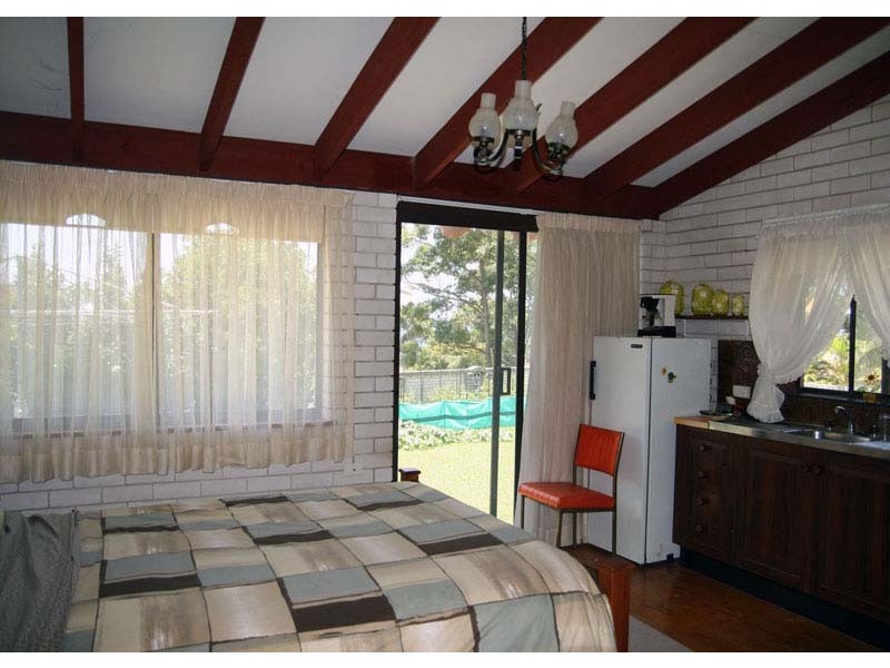 8 Manning Ave, Narrawallee NSW 2539