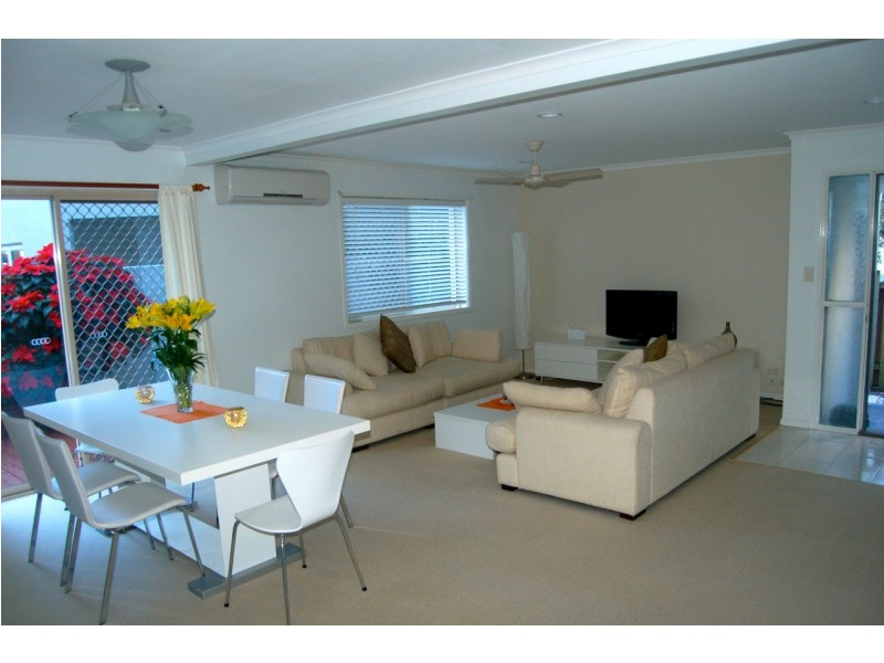 2/3 Labrador Street, Labrador QLD 4215