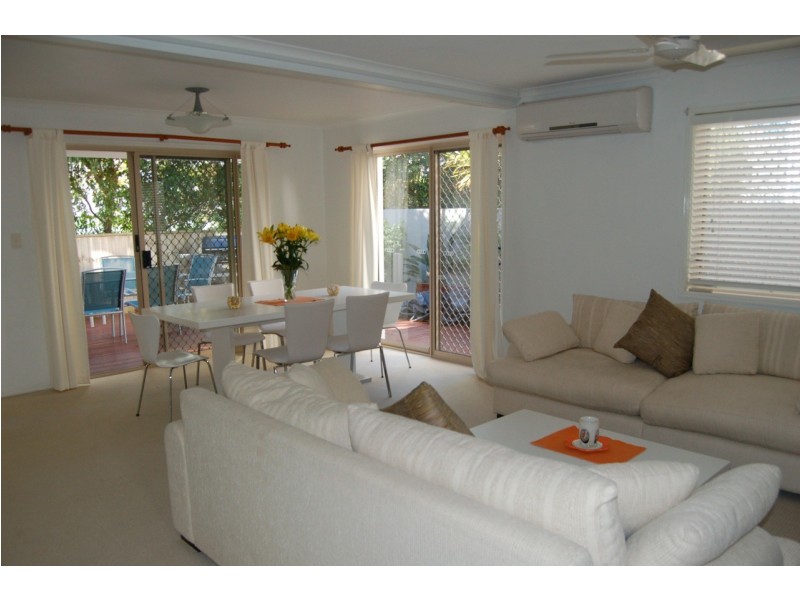 2/3 Labrador Street, Labrador QLD 4215