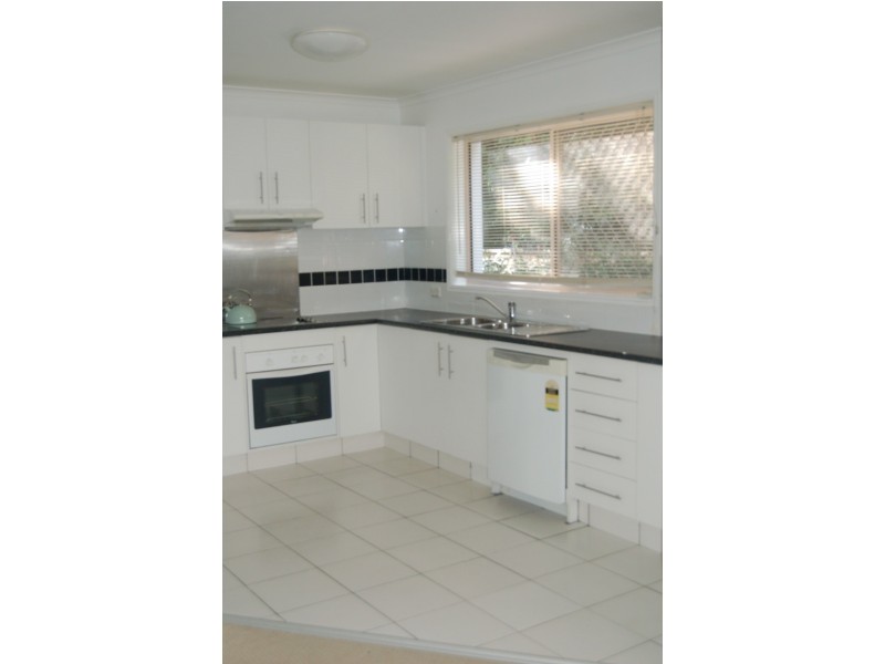 2/3 Labrador Street, Labrador QLD 4215