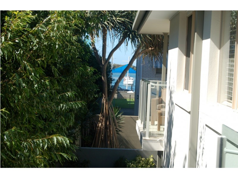 2/3 Labrador Street, Labrador QLD 4215