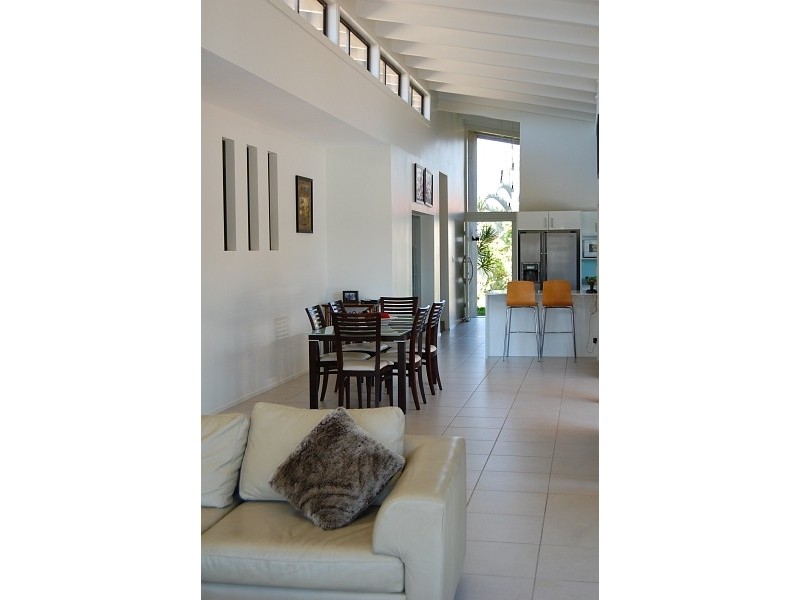 8 Saywell Street, Sorrento QLD 4217