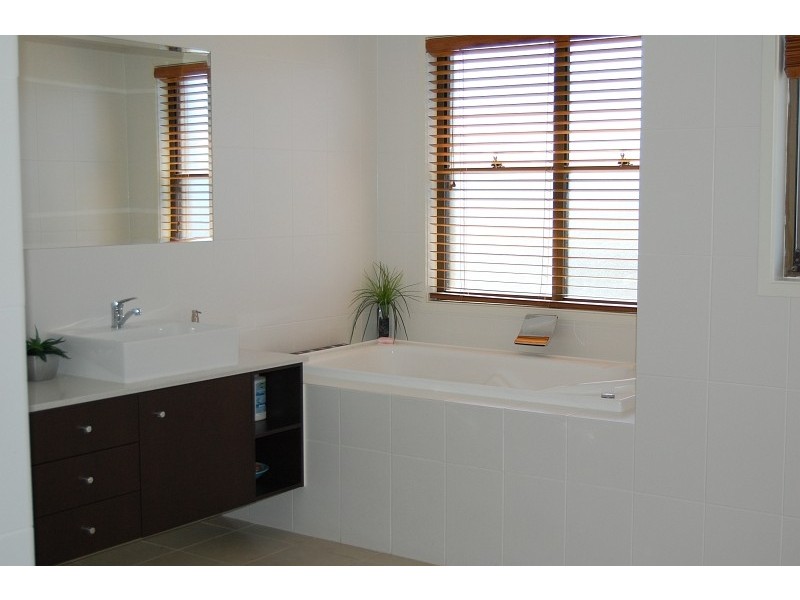 8 Saywell Street, Sorrento QLD 4217