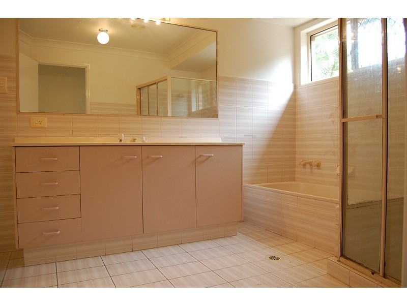 Villa 2/12 Ash Court, Arundel QLD 4214