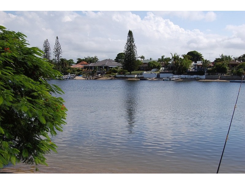2/10 Orvieto Avenue, Mermaid Waters QLD 4218