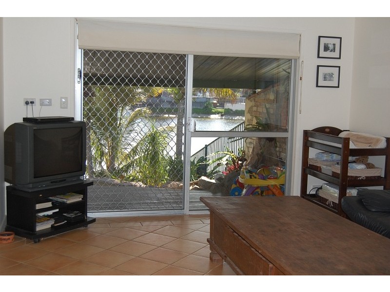 2/10 Orvieto Avenue, Mermaid Waters QLD 4218