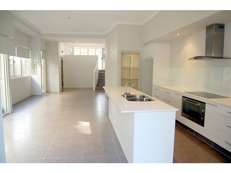 2/25 Anembo Street, Chevron Island QLD 4217
