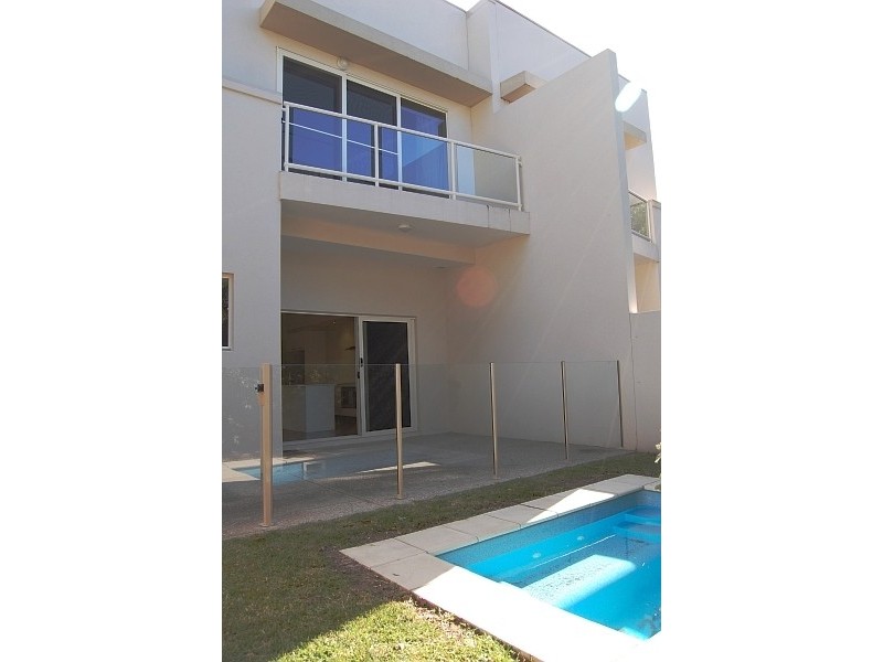 2/25 Anembo Street, Chevron Island QLD 4217