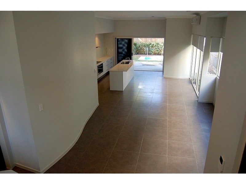 2/25 Anembo Street, Chevron Island QLD 4217