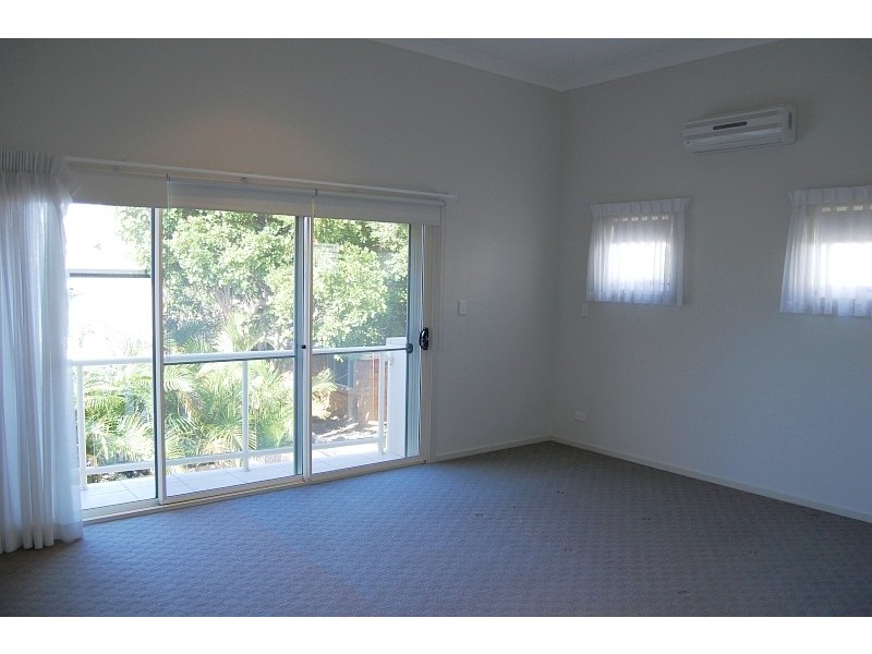 2/25 Anembo Street, Chevron Island QLD 4217