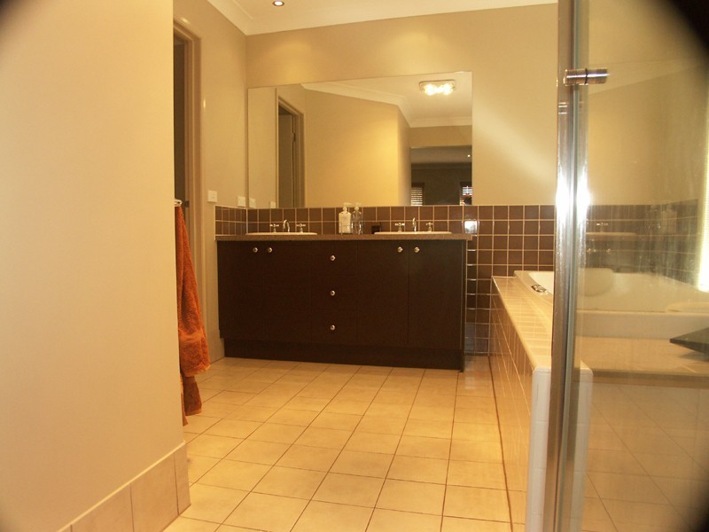 Taylors Hill VIC 3037