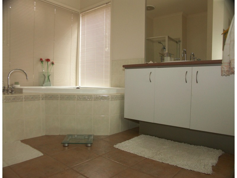 Taylors Hill VIC 3037