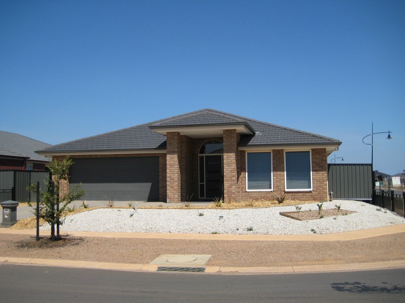 18 Niland Crescent, Point Cook VIC 3030